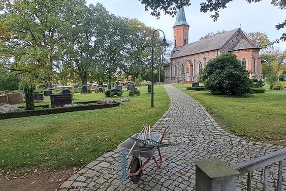 Friedhof Schubkarre - Copyright: Holger Weber