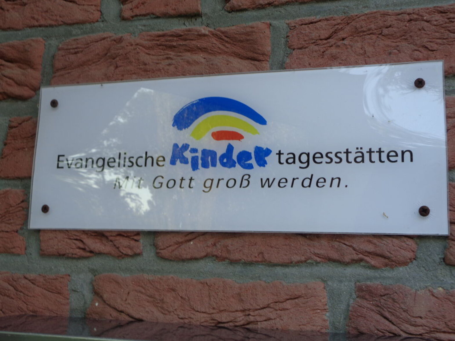 Schild Evangelische Kindertagesstätten am Eingang der Kita Pusteblume Basthorst