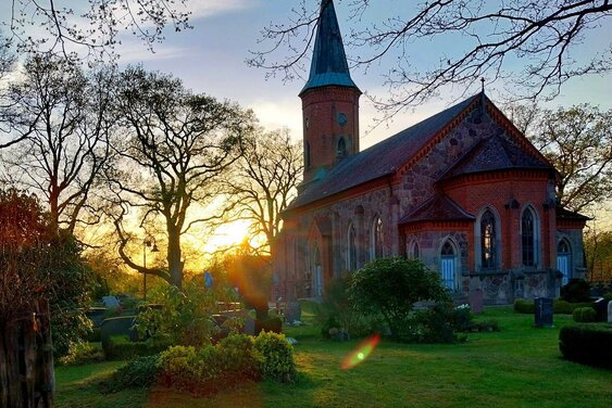 St. Marienkirche Basthorst Abenddämmerung - Copyright: Rainer Morlack