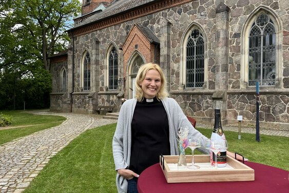 Pastorin Caroline Boysen vor St. Marienkirche - Copyright: Annkathrin Bornholdt