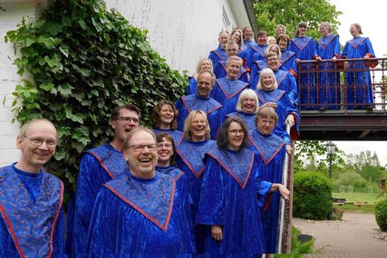 Stormarn Singers auf Treppe - Copyright: Stormarn Singers