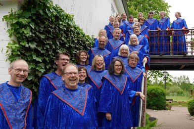 Stormarn Singers auf Treppe - Copyright: Stormarn Singers