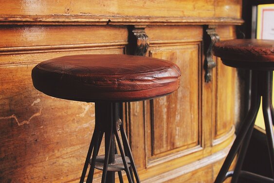 Hocker Bar  - Copyright: StockSnap (Pixabay)