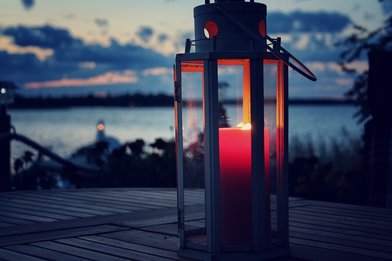 Kerze Windlicht Laterne Abendstimmung - Copyright: Bild von Waltteri Paulaharju auf Pixabay