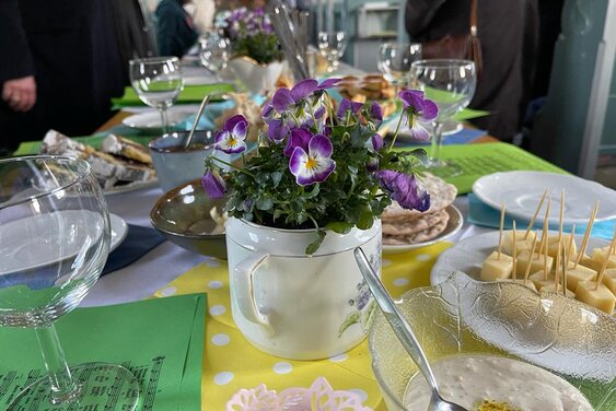 Tischabendmahl lange Tafel - Copyright: Miriam Pocher