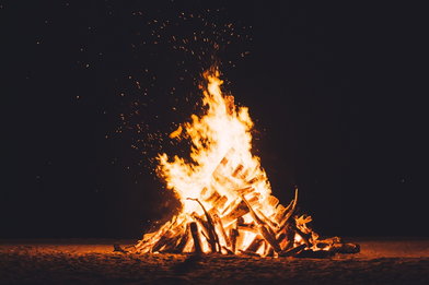 Lagerfeuer bei Nacht - Copyright: Bild von Pexels auf pixabay