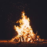 Lagerfeuer bei Nacht - Copyright: Bild von Pexels auf pixabay