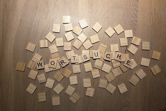 Scrabble Holzbuchstaben Wortsuche - Copyright: Isabel Zernig