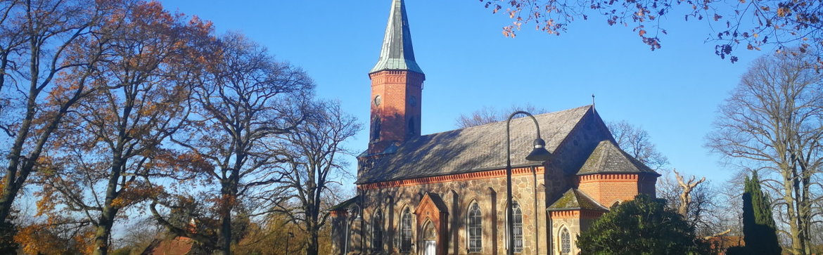 Kirche St. Marien Basthorst im Herbst