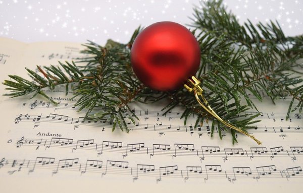 Weihnachtskugel Noten Tannengrün - Copyright: pixabay - freie kommerzielle Nutzung
