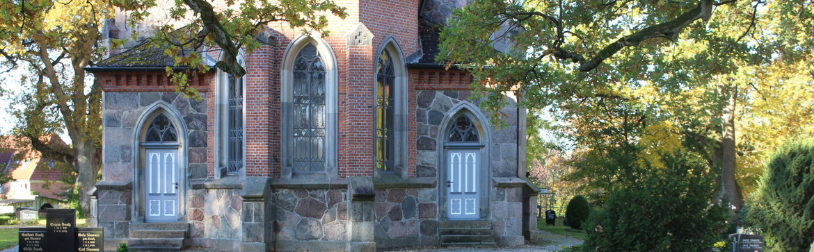 St. Marienkirche und Friedhof