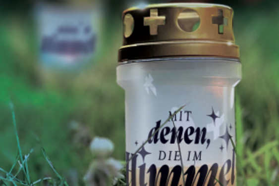 Grablicht mit Inschrift 'Mit denen die im Himmel sind' - Copyright: Kirchenkreis Lübeck-Lauenburg