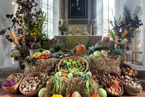 Erntedank geschmückter Altar - Copyright: Isabel Zernig