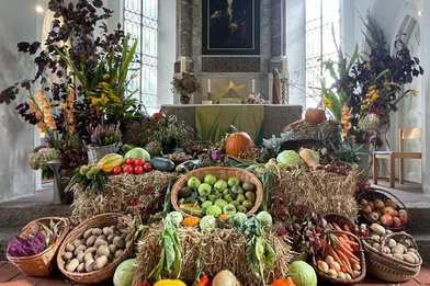 Erntedank geschmückter Altar - Copyright: Isabel Zernig