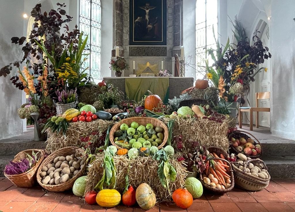 Erntedank geschmückter Altar