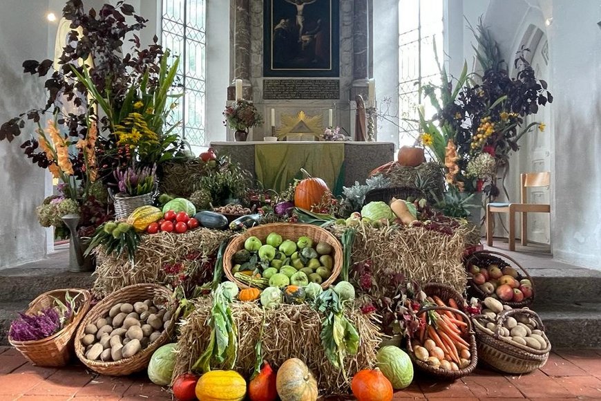 Erntedank geschmückter Altar - Copyright: Isabel Zernig