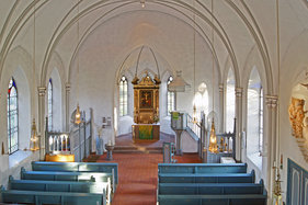 Raum von Emporen-Mitte, über 6 Bankreihen je Seite 2 Fenster, Priechen, Altarnische, Kanzel (Friede-Lune-Figur, neue Paramente)