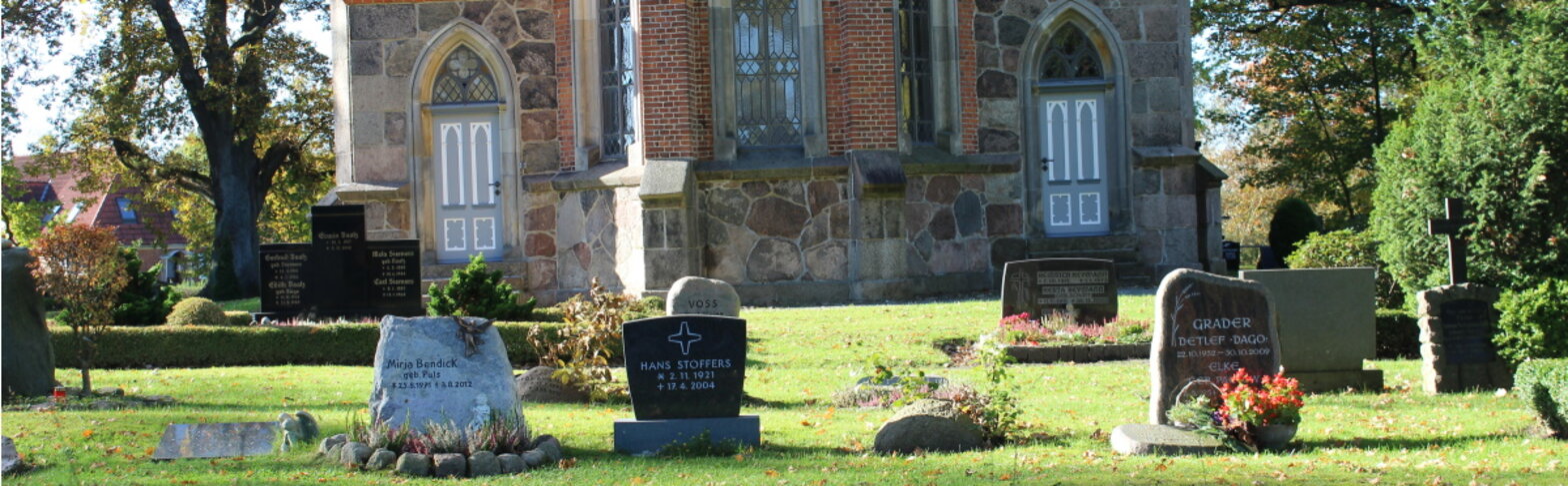Grabsteine vor St. Marienkirche Basthorst