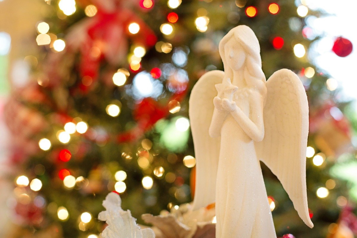 Engelfigur vor einem Weihnachtsbaum