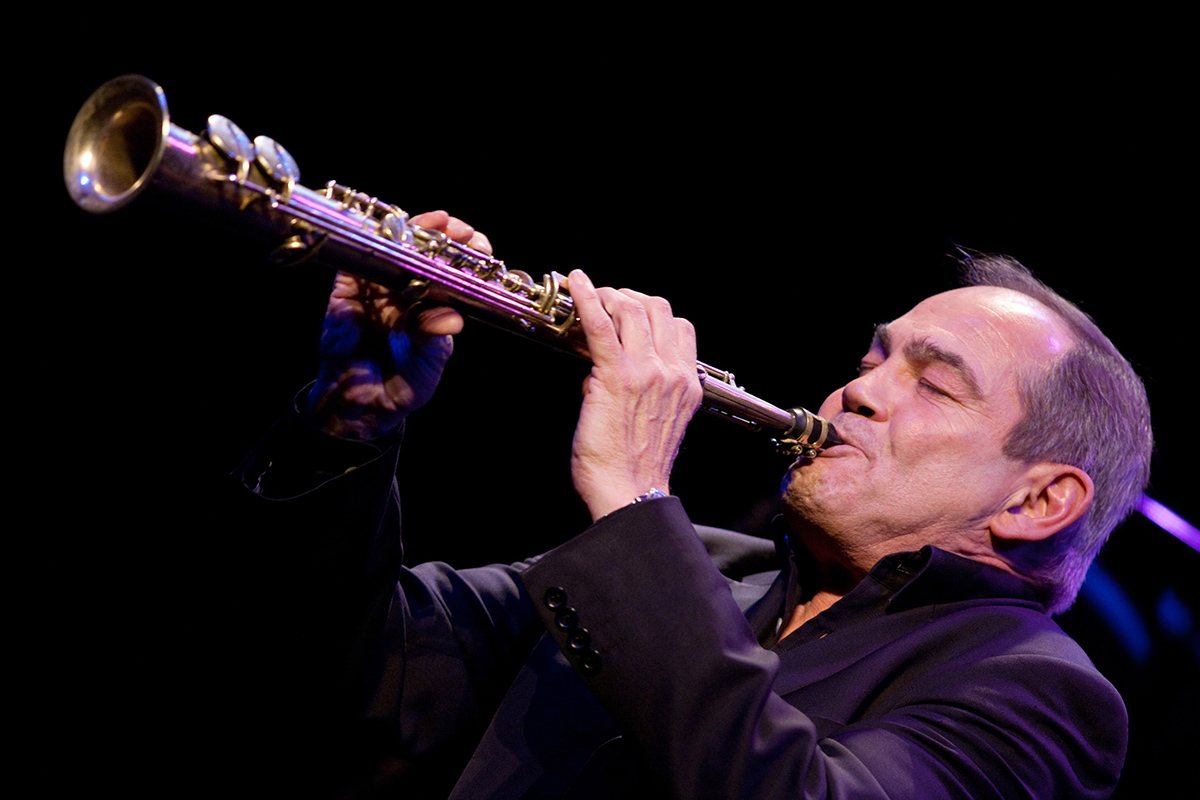 Olivier Franc spielt auf dem vergoldeten Sopran-Saxophon von Sidney Bechet bei seinem Gastspiel am 6. März 2019 im Gasthof Hamester in Basthorst.