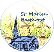 Im Vordergrund die gezeichnete St.-Marien-Kirche Basthorst in blau und schwarz, im Hintergrund grün und Gebäude