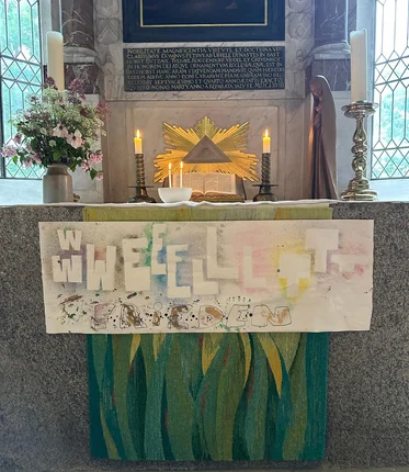 Altar mit Schild Weltfrieden