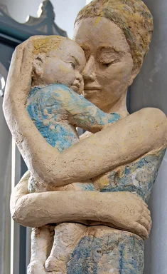 Mutter-Kind-Skulptur "Friede-Lune" von Annegret Kon links vom Altarraum