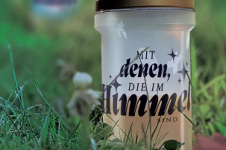Grablicht mit Inschrift "Mit denen die im Himmel sind"